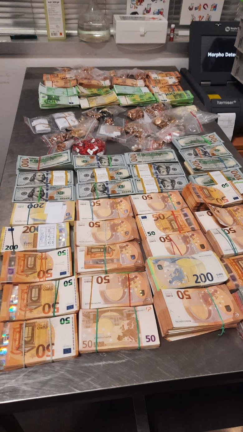 Незадекларированную валюту и золото на 15 млн грн изъяли пограничники у двух гражданок Польши в аэропорту Львова 03