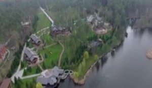 "Здесь берег "Партии регионов". Они между собой все поделили. Именно эта "хатка" - Колесникова", - дворец азаровского вице-премьера возле Киева. ВИДЕО