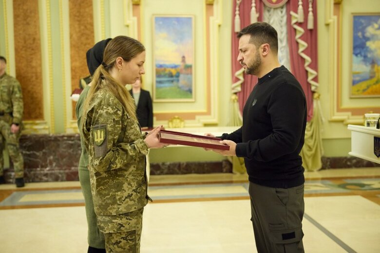 Зеленський вручив військовим та рідним загиблих героїв ордени Золота Зірка й сертифікати на квартири 08