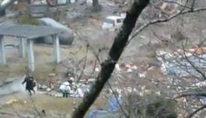 Трагедия в Японии: Новое видео цунами снятое очевидцами. ВИДЕО.