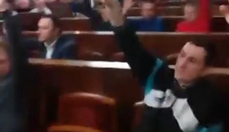Міськрада Чернівців на позачерговій сесії вночі підтримала блокаду і звернулася до влади. ВІДЕО