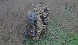 безпілотник атакує окупанта