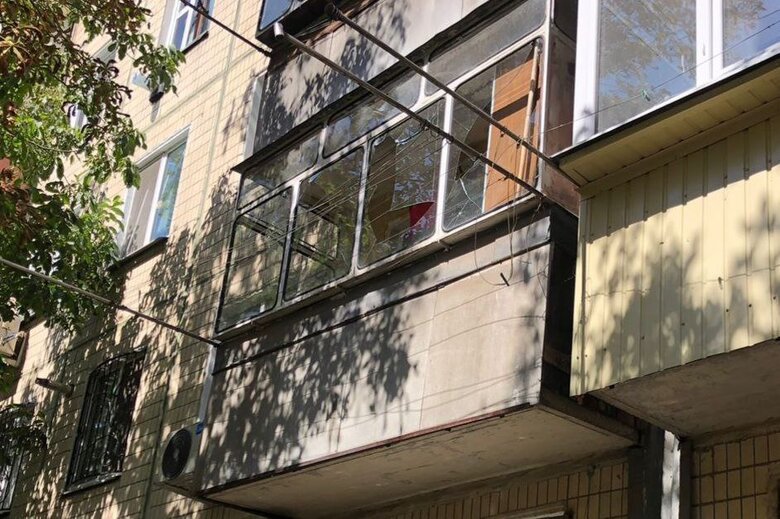 Occupiers fired 10 shells at Nikopol, damaged five-story building, 7 cars and power lines 01