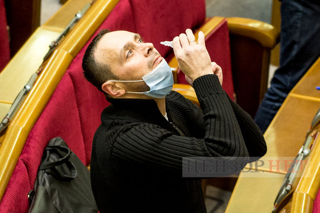Мисягін у кріслі прем’єра, Яценко і Качура за колоною, краплі Кабанова і поцілунок слуг народу Марченко і Стефанчука, - робота ВР 18 грудня 03