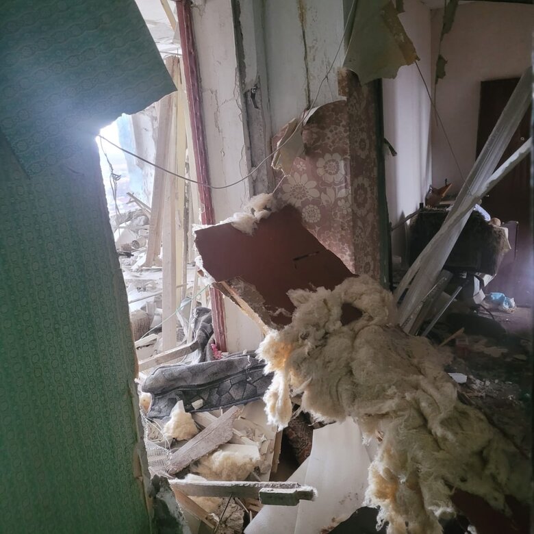 Последствия обстрела многоэтажек в Степногорске Запорожской области 06