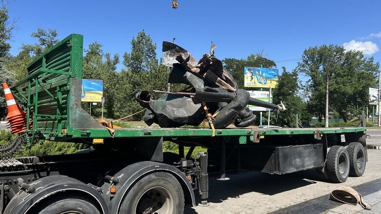 У Кременчуці демонтували пам'ятник матросам радянської флотилії