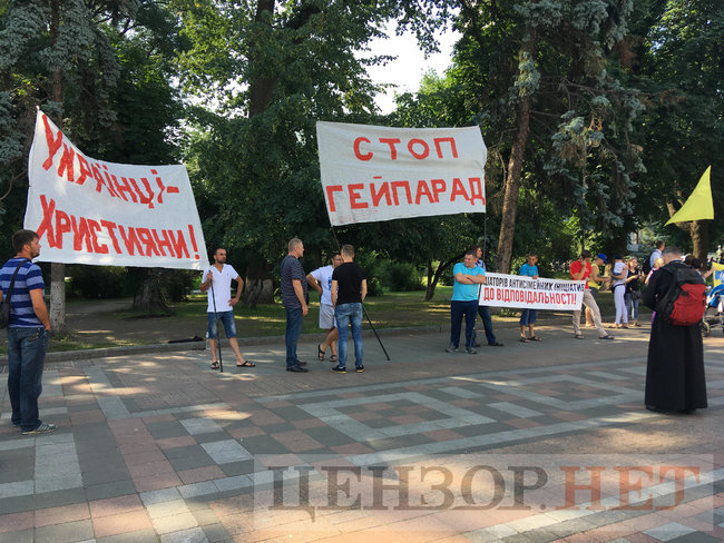 Чому інтереси меншості захищають? і Це все справа рук сатани - вони знищать планету: під Радою відбувається Всеукраїнський сімейний протест 14 Чому інтереси меншості захищають? і Це все справа рук сатани - вони знищать планету: під Радою відбувається Всеукраїнський сімейний протест 14