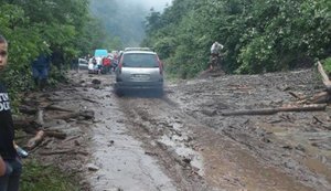 На Закарпатье из-за оползня перекрыта трасса "Мукачево - Рогатин". ФОТОрепортаж