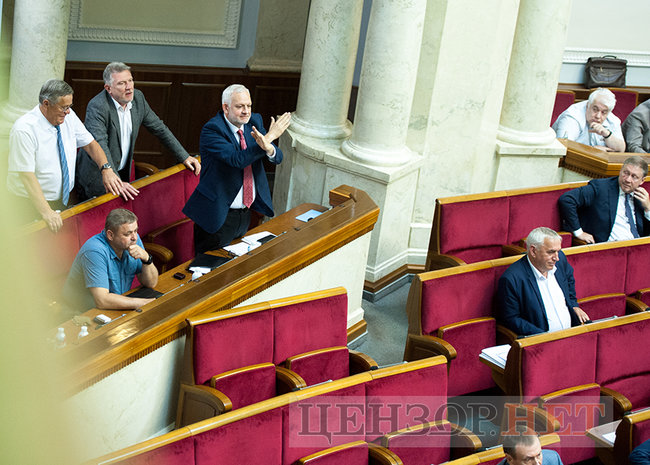 Шахов, що голосує за чотирьох, Ляшко в касці і розмова Новинського з Воропаєвим, - день роботи ВР 20 червня 15