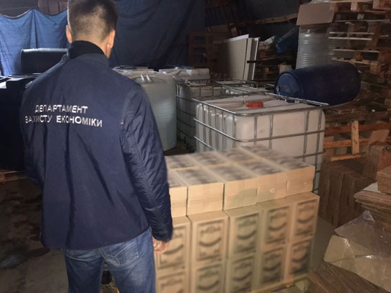 Полиция ликвидировала подпольный цех по изготовлению поддельного алкоголя 05