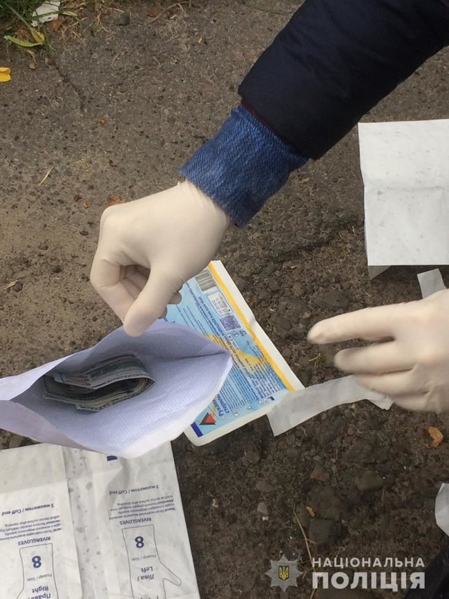 Двоих сотрудников воинской части во Львове поймали на взятке 01