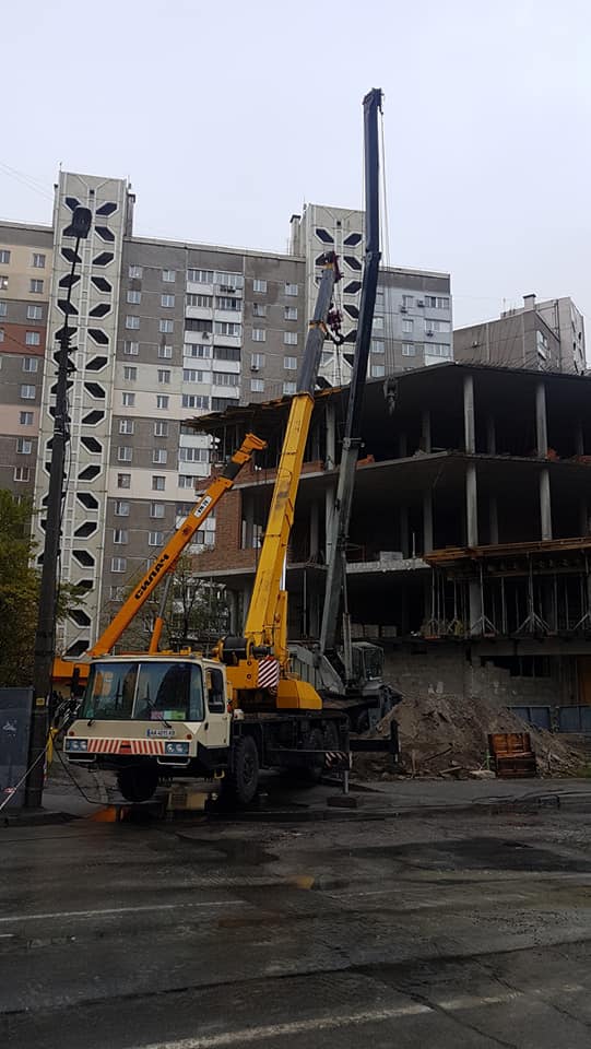 Будівельний кран упав на проїжджу частину в Києві 05