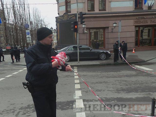 Experts complete examination of Voronenkov murder scene 06 Experts complete examination of Voronenkov murder scene 06