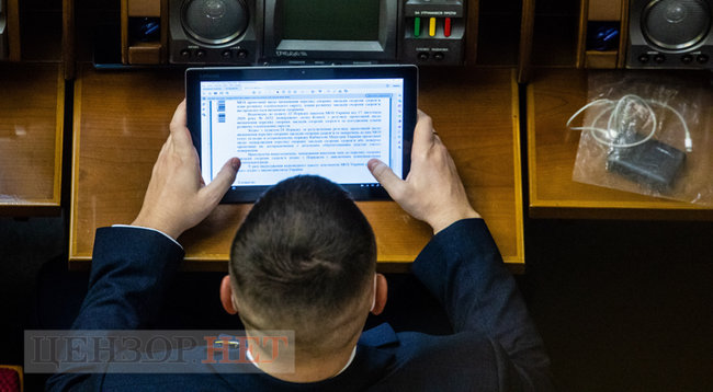 Розповідь Медведчука, обійми від Балоги, нарада у Верещук, дискусія Гетманцева і привітання Разумкова Халимону, - день роботи ВР 1 грудня 11