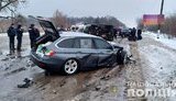 Автомобіль BMW вискочив на зустрічну смугу в Житомирі та врізався в конвойний автомобіль Нацполіції з трьома арештантами: є постраждалі. ФОТО