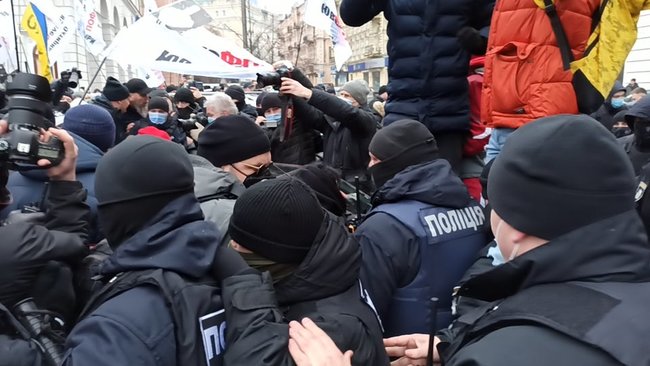 ФОПы попытались установить палатки на Майдане Незалежности: между митингующими и правоохранителями произошли стычки 33