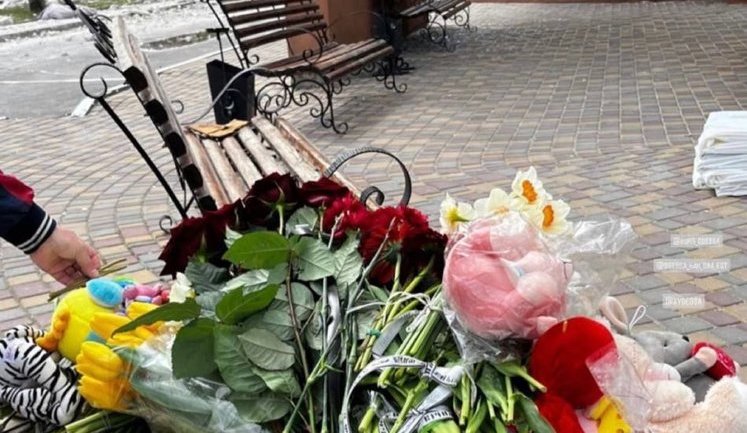 До зруйнованої росіянами багатоповерхівки в Одесі несуть іграшки та квіти. ФОТО