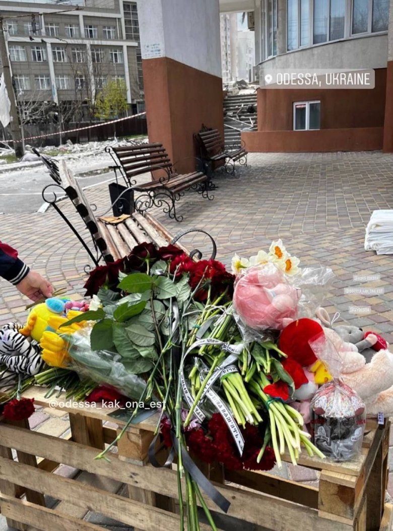До зруйнованої росіянами багатоповерхівки в Одесі несуть іграшки та квіти 01