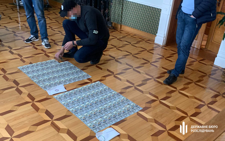 Чиновники Держагентства лісових ресурсів та поліцейські на Тернопільщині встановили лісгоспам щомісячну таксу на роботу в розмірі $1,5 тис., - ДБР 02