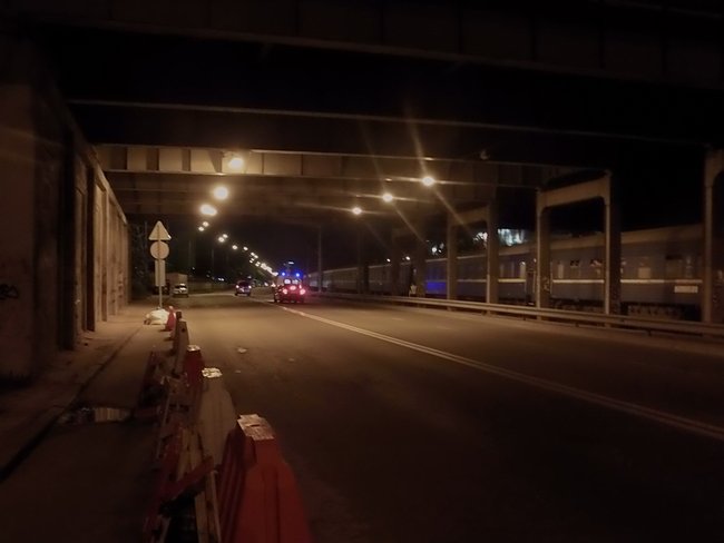 Поїзд збив на смерть двох людей біля ТРЦ у Києві 01