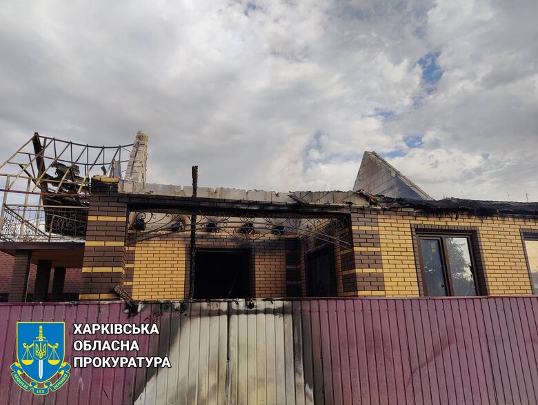 Зруйнований російським обстрілом будинок у Боровій на Харківщині