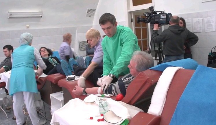 Kyiv residents in large numbers donate blood for Ukrainian soldiers wounded in ATO: "It's my civic stance to help guys defending our independence". VIDEO
