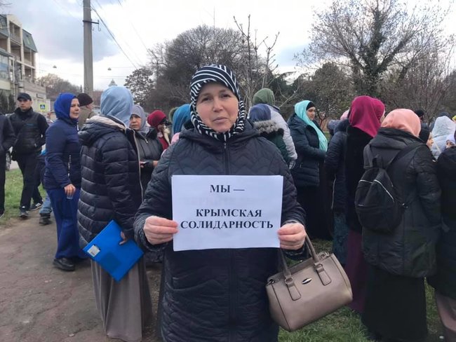 Папірців боїтеся? - окупанти затримали учасника флешмобу на підтримку заарештованих кримськотатарських активістів Таїра Ібрагімова 09