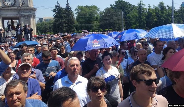 Політична криза в Молдові: в.о. президента Філіп розпустив парламент, депутати заявили, що Філіп - "поза законом"