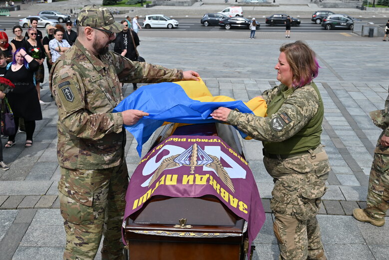 На київському Майдані попрощалися із бойовим медиком Дар’єю Філіп’євою (Блискавкою), яка загинула на фронті 02