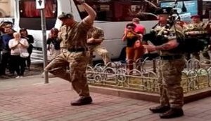 Британські військові грають на волинці і танцюють у центрі Києва в День Незалежності України. ВIДЕО