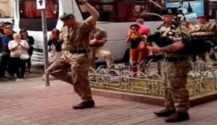 Британські військові грають на волинці і танцюють у центрі Києва в День Незалежності України. ВIДЕО