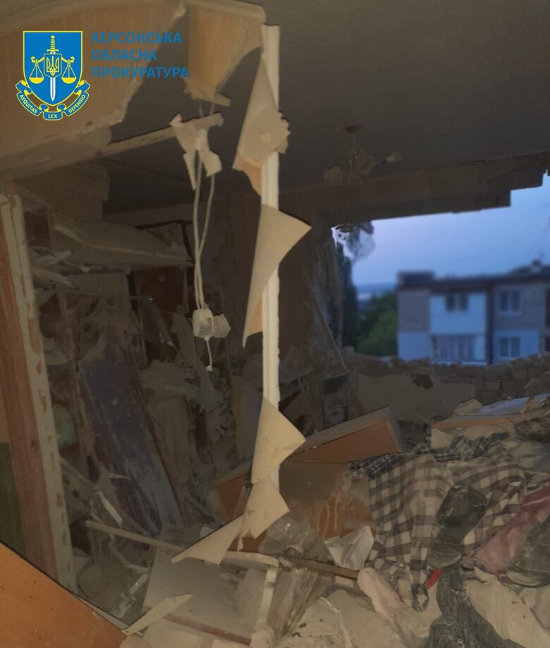Утром оккупанты обстреляли Херсон, под завалами погиб мужчина 01