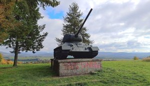 "Россияне - отвратительные": в Словакии неизвестные разрисовали памятник национальному восстанию. ФОТО