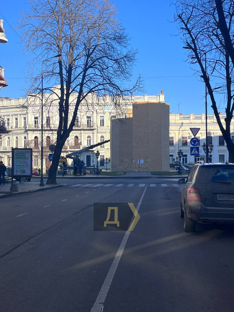 В Одесі проводять демонтаж пам’ятника Катерині ІІ 04