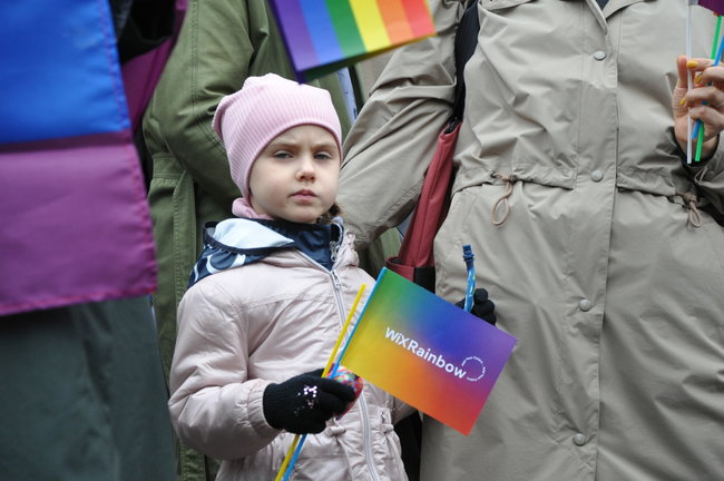 Руху ЛГБТ-маршу намагалася перешкодити жінка, яка лягла на асфальт і кричала про перетворення хлопчиків на геїв 42