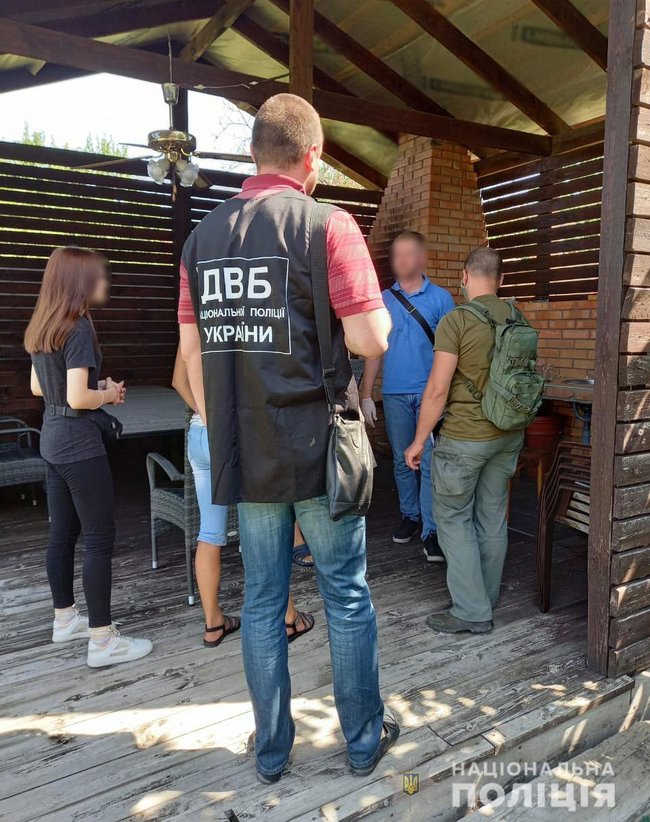 Поліцейські затримали в Миколаєві групу сутенерів, які працювали в одному з місцевих готелів 04 Поліцейські затримали в Миколаєві групу сутенерів, які працювали в одному з місцевих готелів 04