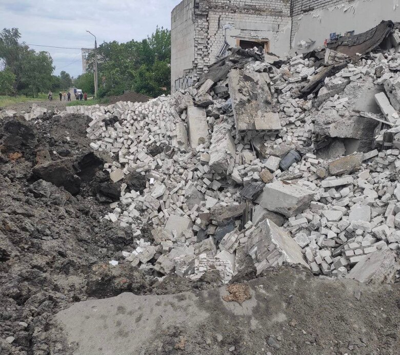 Авіаударом знищено будівлю кінотеатру в Лисичанську, де раніше переховувались люди, - Гайдай 02