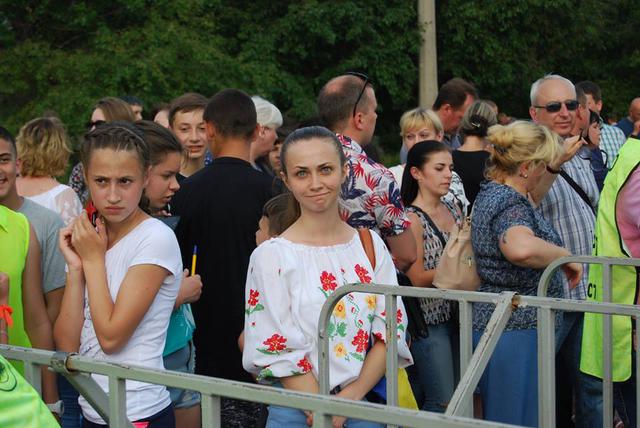 Обійми мене, - 30 тысяч жителей Лисичанска и Северодонецка вместе с Вакарчуком пели на концерте, размахивая украинскими флагами 02