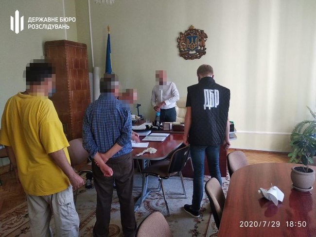 Чиновник Черновицкой ОГА задержан за получение отката от победителя тендера, - ГБР 01