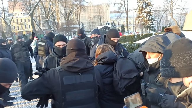 У Києві спробували провести акцію протесту проти насильства з боку правих екстремістів: мітингувальників затримала поліція за порушення локдауну 05