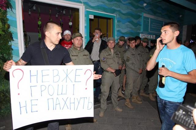Вату геть!: Активісти зірвали концерт співачки Лободи в Одесі 06