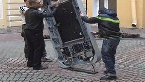 Парадокс: В Питере снесли памятник Стиву Джобсу из-за гомоcексуализма Тима Кука. А, как же Димон?. ФОТО