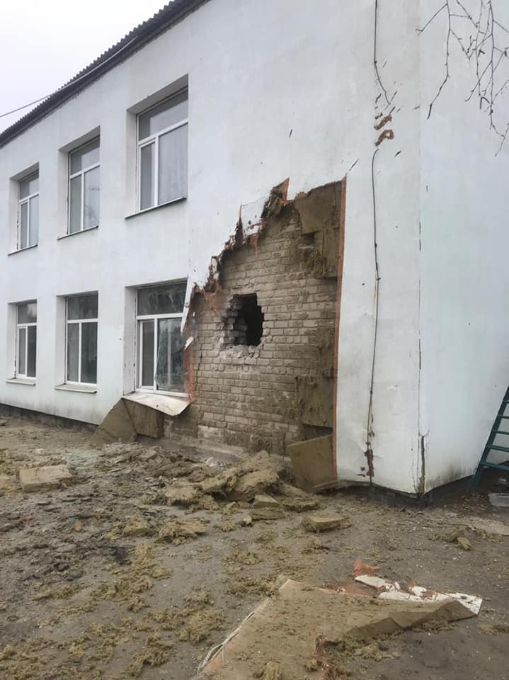 Эвакуация детей и персонала из детского сада, попавшего под обстрел войск РФ в Станице Луганской 01