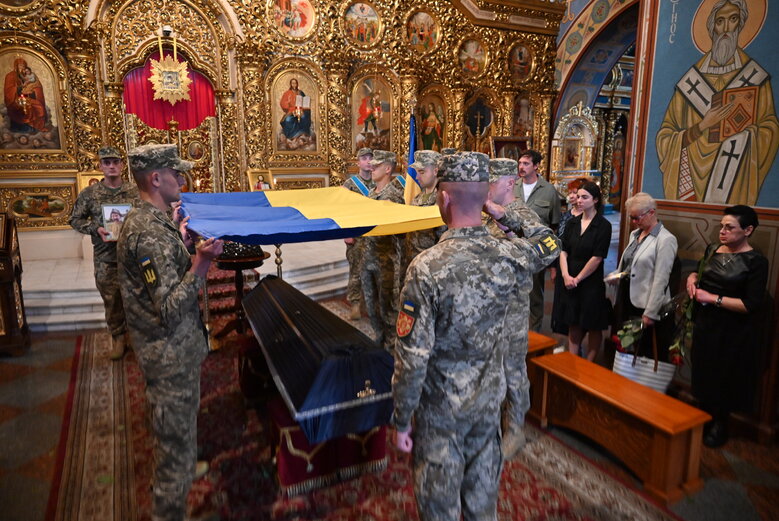 Із бойовим медиком Євгеном Бешлягою, який загинув під Бахмутом під час здійснення евакуаційної місії, попрощалися у Києві 16