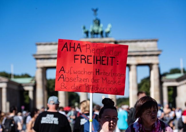 Многотысячный протест против карантинных ограничений прошел в Берлине: пострадали 18 полицейских 02