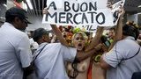 "Мясо к трапу" - FEMEN пикетировали карнавал секс-индустрии в Рио-де-Жанейро. ФОТОрепортаж+ВИДЕО