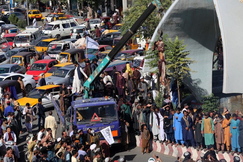 Таліби в Афганістані публічно вивісили тіла страчених на крани 01