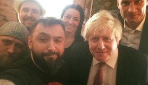 "Прикольный тип", - глава МИД Великобритании Джонсон в Киеве посетил пиццерию, открытую ветераном АТО. ФОТО