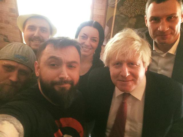 British FM Johnson visits Kyiv’s pizzeria run by ATO veteran 01 British FM Johnson visits Kyiv’s pizzeria run by ATO veteran 01