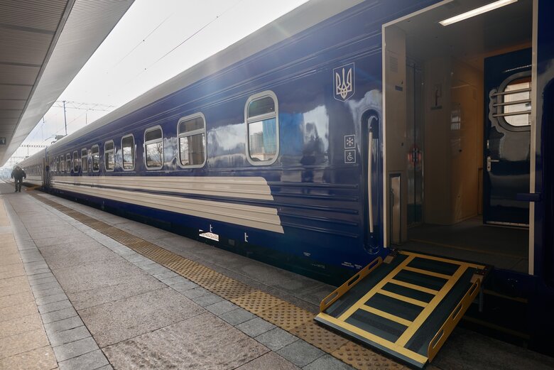 Укрзалізниця отримала 100 нових пасажирських вагонів за кошти держбюджету 01